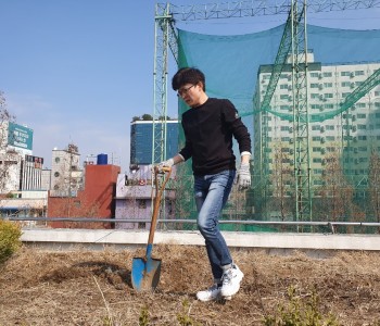 코로나19를 대하는 우리 복지관의 자세 1탄 - 옥상 화단정리 이미지