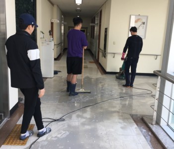 코로나19를 대하는 우리 복지관의 자세 4탄 - 복지관 바닥 왁싱 작업 이미지