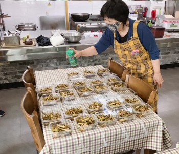 [찾아가는 외식지원사업] 사람과마을 봉사단에서 준비한 반찬으로 맛있게 식사하세요! 이미지
